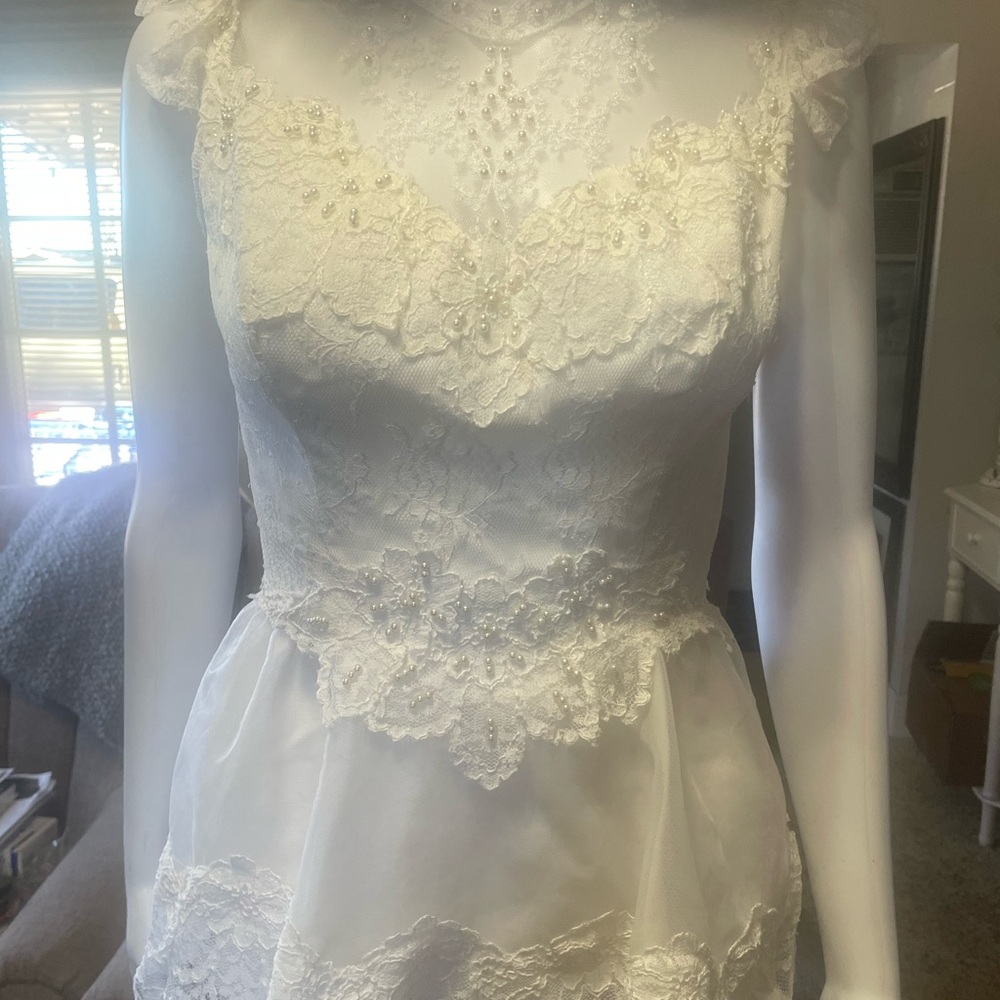 Sleeveless white lace blouse
